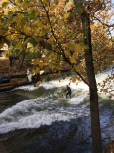 caja-schoepf-munichmountaingirls-eisbachwelle-surfen-Englischer-Garten