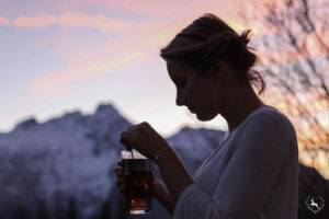 lisa-lotter-munichmountaingirls-draussen-berge-tee