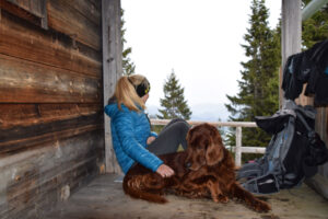 munichmountaingirls-evemuc-eva-schuler-wandern-mit-hund-huette-simetsberg