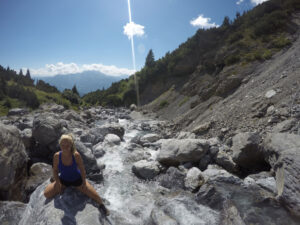 munichmountaingirls-evemuc-eva-schuler-wandern-schweiz-graubuenden-aufstieg-segnesboden