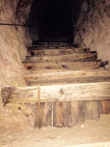 sandra-zeller-munichmountaingirls-die-bergnarrische-paternkofel-bergtour-dolomiten-stollengang