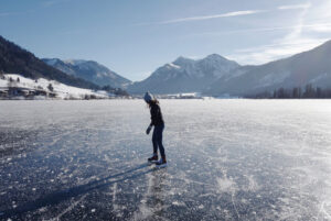 wildandfit-kate-koenigsberger-munichmountaingirls-eislaufen-see-oesterreich