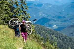 lisa-amenda-munichmountaingirls-Mountainbiken-mtb-tragen-tragepassage-Tassilo-Pritzl