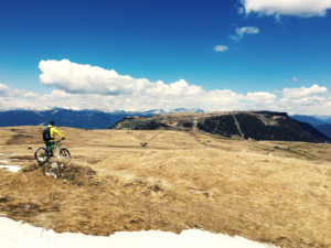 lisa-amenda-munichmountaingirls-lieblingsbild-bergbild-seiser-alm-mtb-mountainbike