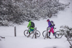 lisa-amenda-munichmountaingirls-mountainbike-winter-schnee-kampenwand-fotograf-Philipp-Koenig