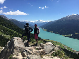 lisa-amenda-munichmountaingirls-reschensee-blick-mtb-mountainbiketour