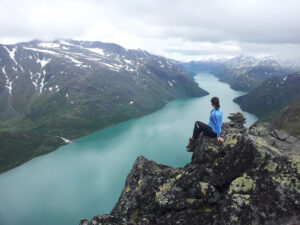 made-ziius-munichmountaingirls-wandern-norwegen-besseggen-fjord