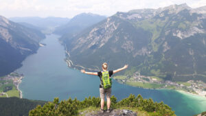 anna-grillmaier-munichmountaingirls-sommer-berge-wandern-baerenkopf-achensee-aussicht