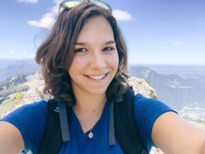 munichmountaingirls-bellaontour-isabella-lang-auf-der-Kampenwand