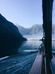 munichmountaingirls-bellaontour-isabella-lang-koenigssee_3-bootfahren