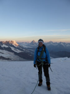 munichmountaingirls-melanie-brem-bergsteigen-schnee-hochtour-berge-Dufourspitze-aufstieg-matterhorn-hintergrund