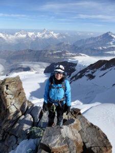 munichmountaingirls-melanie-brem-bergsteigen-schnee-hochtour-kurz-vor-dem-Gipfel-Dufourspitze