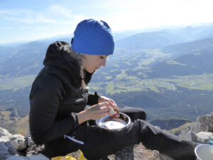 munichmountaingirls-melanie-brem-bergsteigen-weisswuerste-Gipfel-im-Kaisergebirge