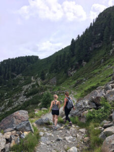 munich-mountain-girls-verena-buerstl-nvc-zirbenweg-wandern