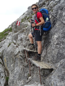 munichmountaingirls-autorin-nicole-hillenbrand-lechtaler-hoehenweg-treppen-fels-bretter