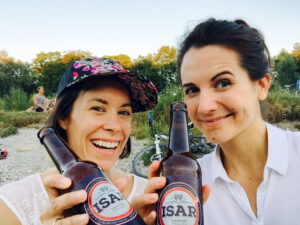 munichmountaingirls-lieberdraussen-bergblog-frauen-berge-melanie-barbara-muenchen-isar-bier