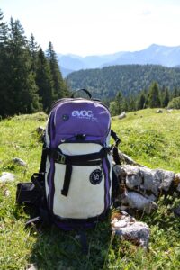 munich-mountain-girls-mtb-ausruestung-frauen-mountainbiken-bike-evoc-rucksack