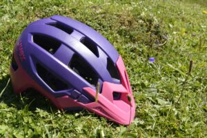 munich-mountain-girls-mtb-ausruestung-frauen-mountainbiken-bike-uvex-helm