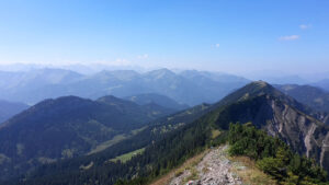 munichmountaingirls-sabrina-stadler-wanderung-aussicht-blauberge-wandern