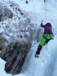eisklettern-eisgeraet-hanna-hoermann-munichmountaingirls